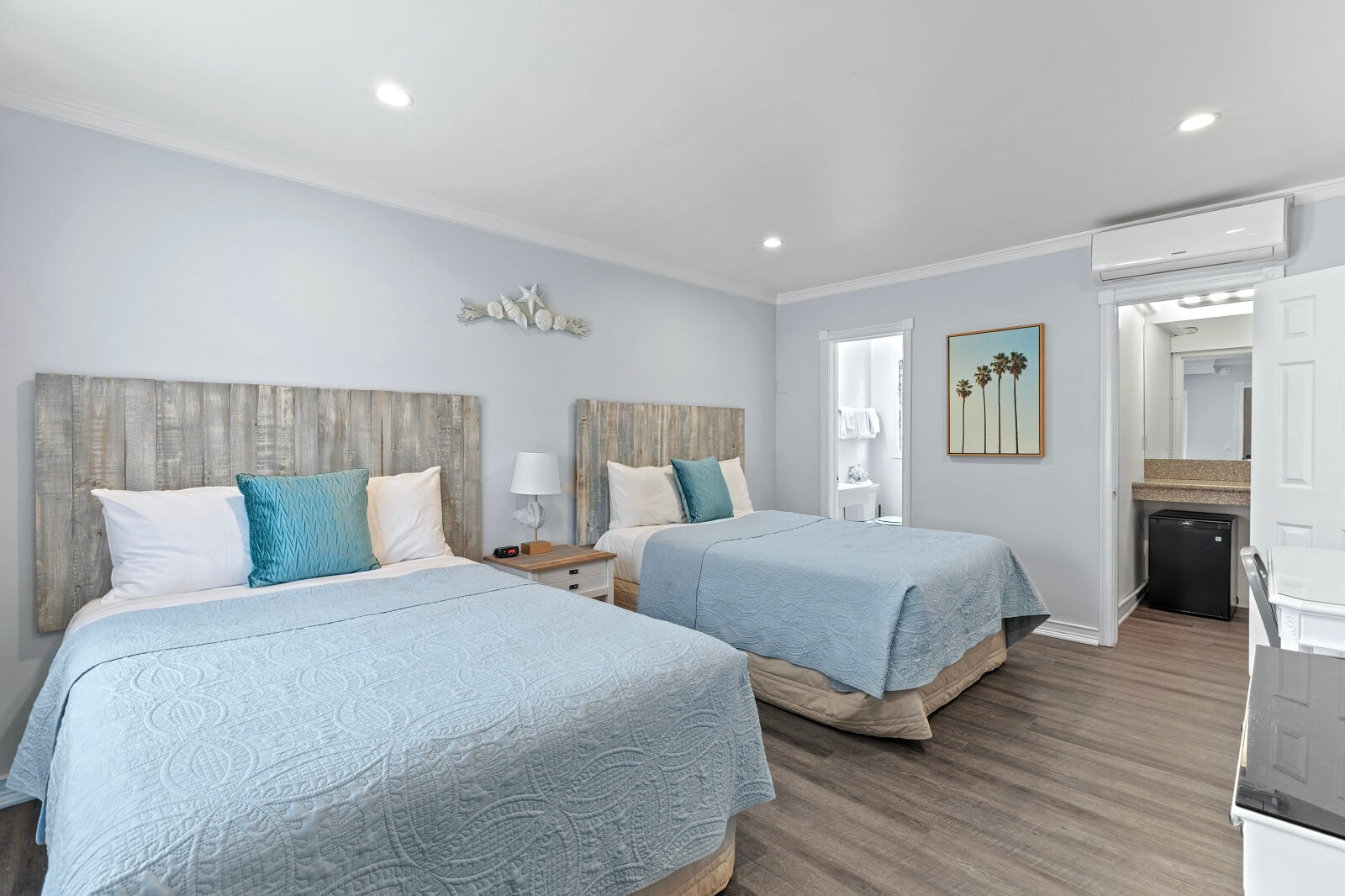 2 Double Beds